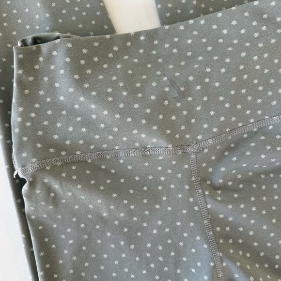 Nike Women’s Small Dri Fit Gray Polka Yoga Twist Front 7/8 Leggings - Picture 4 of 8